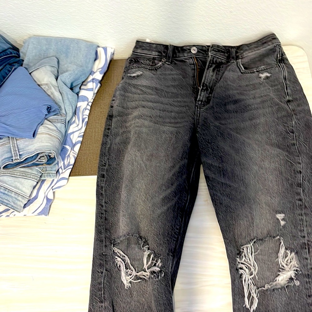 These are black washed ripped jeans from American eagle!